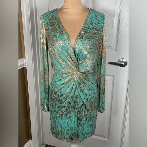 VICI CRISHELLE TWISTED FRONT METALLIC
PLISSE - MINT DRESS - Picture 6 of 11